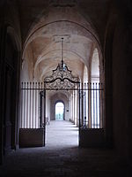 Portail en fer forgé, accès à la galerie sud du cloître (août 2008).