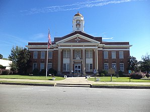 Lee County Courthouse (2013). Das Courthouse entstand im Jahr 1918 im Stile des Neoklassizismus. Auf den ausführenden Architekten James J. Baldwin gehen mehrere Gerichts- und Verwaltungsgebäude in Georgia, Florida sowie North und South Carolina zurück. Das Lee County Courthouse wurde im September 1980 als erstes Objekt im County in das NRHP eingetragen.[1]