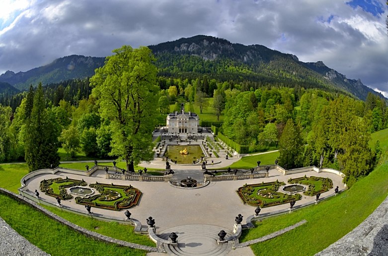 Schloß und Schloßpark «Prunk in der grandiosen Natur der bayerischen Berge».