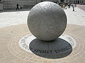 Globe qui forme une part du mémorial à Londres
