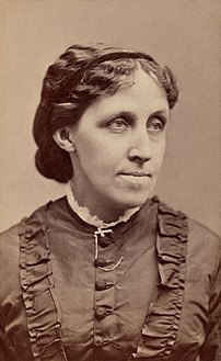 La romancière américaine Louisa May Alcott, connue pour son roman Les Quatre Filles du docteur March, photographiée en 1870 par George Kendall Warren. (définition réelle 1 815 × 2 956)
