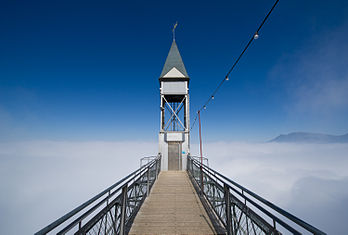 Passerelle de l'ascenseur du Hammetschwand, sur le versant nord du Bürgenstock, sommet des Alpes uranaises surplombant le lac des Quatre-Cantons (canton de Nidwald, Suisse). (définition réelle 3 000 × 2 025)