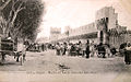 Marché aux raisins de table le long des remparts face au Rhône.