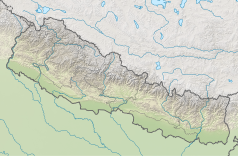 Mapa konturowa Nepalu, w centrum znajduje się owalna plamka nieco zaostrzona i wystająca na lewo w swoim dolnym rogu z opisem „Phewa Tal”