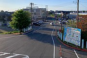 北口駅前風景（2020年5月） 三幸製菓本社ビルと社員向け駐車場がある。