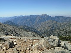 San Gabriel Mountains z nejvyššího vrcholu Mt. Baldy