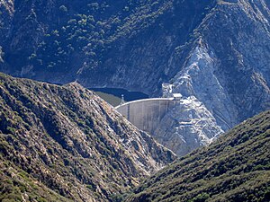 Staumauer der Pacoima-Talsperre im Gebirge