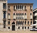 Facciata di Palazzo Morosini a Sant'Angelo, si notino le varianti di arco inflesso "puro" al primo piano e nel portale, arco inflesso nell'estradosso e trilobato nell'intradosso al secondo piano, completamente trilobato all'ultimo piano