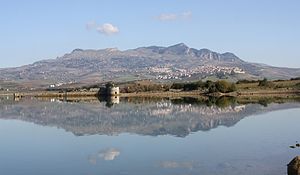 Panorama di Sambuca dal lago Arancio.jpg