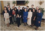 Фотография первого семейного фото 1985 года, (слева направо) Бесс Дэвис, Морин Рейган, Деннис Ревелл, Майкл ... - NARA - 198560.jpg