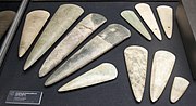 Az Alpokból származó kövekből csiszolt kőbalták (9,5–37 cm)