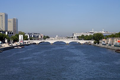 Vue générale du pont, avec, à gauche, la BnF, et au fond à droite, le quartier de Bercy.