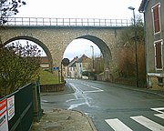 Voormalige spoorbrug in Jouy-le-Moutier