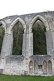 La façade nord de l'église avec les arcatures en bas à droite.