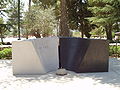 Das Grab von Jitzchak (schwarzer Stein) und Leah Rabin (weißer Stein)