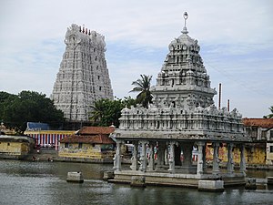 Le temple Thanumalayan à Suchindram (en), temple shivaïte dédiée à la Trimurti.