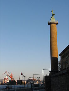 Sjömanstornet från väst. Den mörka fasaden till höger tillhör Sjöfartsmuseet.