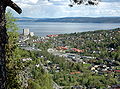 Slemmestad sett frå Bøsnipa. Oslo ligg i det fjerne aust for Oslofjorden. Nesodden kjem inn frå høgre.(Foto: Kjetil Lenes)