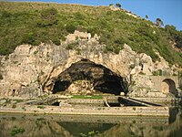 Το αντίγραφο του γλυπτού τοποθετημένο στην αρχική τοποθεσία στην κορυφή του σπηλαίου