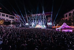 Stars in Town 2015 in Schaffhausen. Die Bühne unmittelbar nach dem motorischen Anheben der Dachkonstruktion.