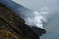 溶岩流が海に達し水蒸気を上げている、2007年