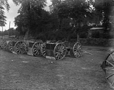 Le 1er juillet 1916, premier jour de la Bataille de la Somme, charriots de munitions pour canons français de 75 entre Hedauville et Bouzincourt