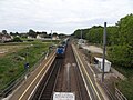 Vue partielle des quais (réalisée depuis la passerelle) côté Dole. Un train de Fret à destination de Gray est engagé sur voie 1, pour rejoindre quelques centaines de mètres plus loin la voie unique vers Gray