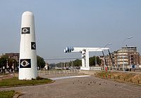 Monument in Vlaardingen geplaatst bij de voltooiing van de Delflandse Buitensluis als sluitstuk van de waterkering langs de Nieuwe Waterweg