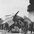 Brandslukning på dækket den 14. maj 1945 efter japansk kamikazeangreb