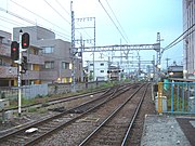 ホームから北望。右2線が橿原線、左へカーブするのは大阪線への渡り線（安全側線部分の線路は撤去済み）。