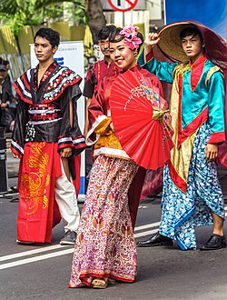 Para mahasiswa dari Universitas Negeri Yogyakarta sedang mengadakan acara mode di Jalan Sudirman, Yogyakarta, saat perayaan Tahun Baru Imlek.