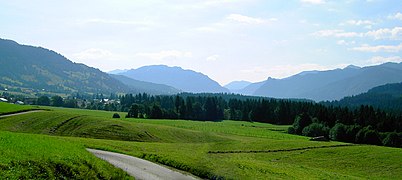 Blick auf Altenau und das Ammertal, im Hintergrund der Kofel von Oberammergau