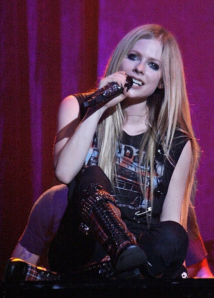 Fichier:Avril Lavigne on piano, Italy (crop).jpg