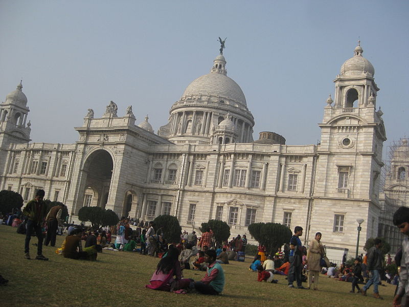 File:Backyard of Victoria Memorial, Kolkata.JPG