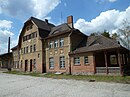 Bahnhofsempfangsgebäude mit Güterschuppen und Auffahrtsrampe, Bahnhofsvorplatz mit Pflasterung, Toiletten- und Spritzenhaus sowie Bahnbeamtenwohnhaus mit Nebengebäude und Karbidlampenbunker