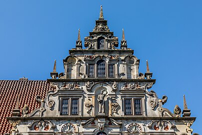 Renaissance-Schweifgiebel mit Voluten, Schweifwerk und Rollwerk sowie Obeliskenaufsätzen (Gewerbehaus Bremen)