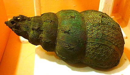 Vase cérémoniel en bronze en forme de coquille d'escargot d'Igbo-Ukwu du IXe siècle.