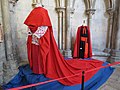Cappa magna estiva dei cardinali Pierre Petit de Julleville e Joseph-Marie-Eugène Martin custodita nella cattedrale di Rouen; si vede in fondo a destra un abito piano cardinalizio con ferraiolo