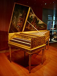 Harpsichord ini merupakan hasil kerja 2 pembuat, asalnya dibina Andreas Ruckers di Antwerp dan seterusnya diubahsuai Pascal Taskin di Paris.