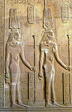 Kleopatra II. (desno)