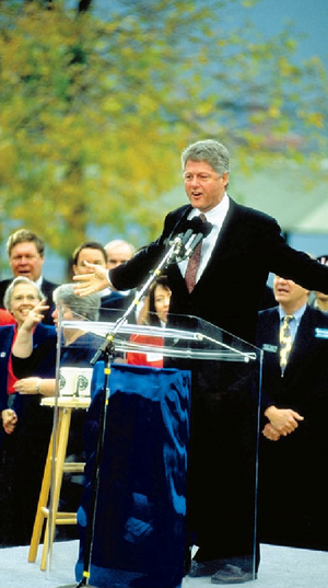 William Clinton Estatu Batuetako Alderdi Demokrataren mitin batean. Estatu Batuetan bi alderdiko sistema bat erabiltzen dute, gainerako alderdiak oso txikiak baitira eta ez baitute gobernatzeko behar adina eraginik.