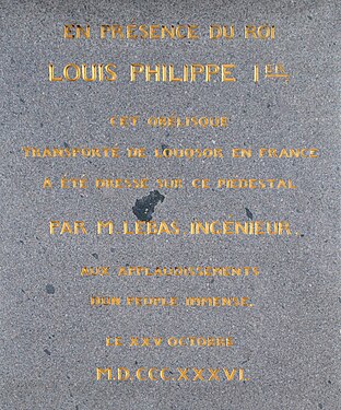 Inscription en français : érection de l’obélisque le 25 octobre 1836 en présence du roi Louis-Philippe.