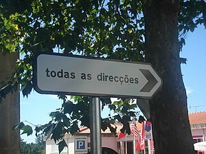 Placa de todas as direcções, em Portugal.