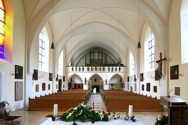Blick vom Altarraum zur Empore mit der Orgel und den 12 Aposteln