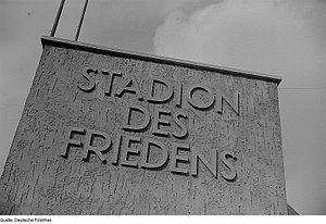 Der Namenssockel Stadion des Friedens (1952).