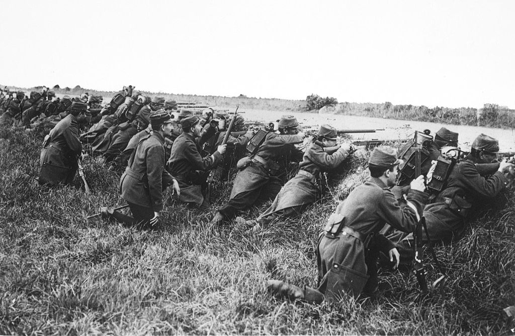 1024px-French_soldiers_ditch_1914.jpg