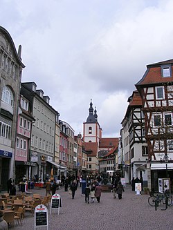 Pěší zóna Marktstraße s farním kostelem sv. Blažeje