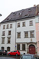 Der goldene Anker; Wohnhaus in geschlossener Bebauung, mit Hauszeichen: Schild mit „Goldenem Anker“ auf blauem Grund