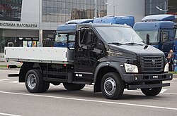 GAZon NEXT als Pritschenwagen auf einer Messe in Russland (2015)
