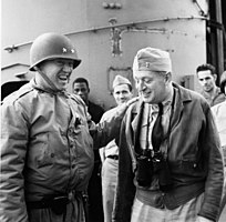 George Patton tábornok (b) és Henry Kent Hewitt ellentengernagy a USS Augusta fedélzetén